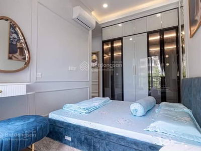 Topaz Twins, Vietnam Topaz Twins, Vietnam