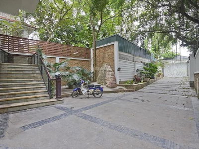 Lac Long Quan Street, Vietnam Lac Long Quan Street, Vietnam