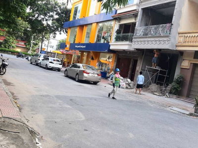 Nguyen Van Cu Street, Vietnam  Nguyen Van Cu Street, Vietnam