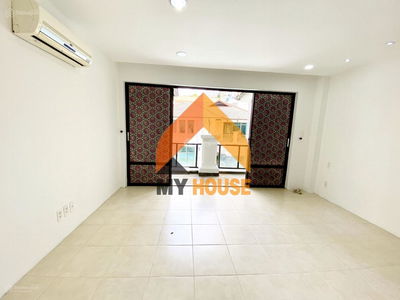 Nguyen Van Huong Street, Vietnam Nguyen Van Huong Street, Vietnam