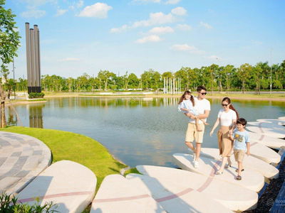 Moonlight Avenue, Vietnam  Moonlight Avenue, Vietnam