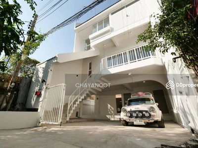 4 bedroom townhouse on Sukhumvit 71, Bangkok, Thailand 4 bedroom townhouse on Sukhumvit 71, Bangkok, Thailand