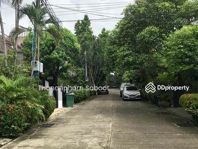 Spacious 5-Bedroom House, Bangkok, Thailand Spacious 5-Bedroom House, Bangkok, Thailand