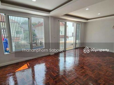 Spacious 3-Bedroom Townhouse, Bangkok, Thailand Spacious 3-Bedroom Townhouse, Bangkok, Thailand