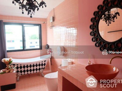 Spacious 4-Bedroom Townhouse, Bangkok, Thailand Spacious 4-Bedroom Townhouse, Bangkok, Thailand