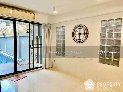 Large 5-Bedroom Townhouse, Bangkok, Thailand Large 5-Bedroom Townhouse, Bangkok, Thailand
