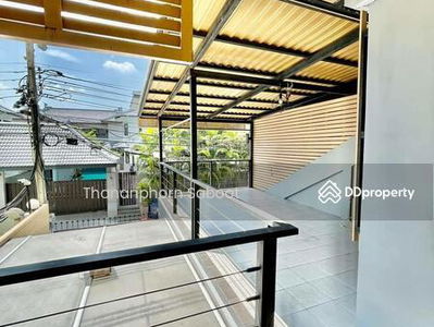 Large 5-Bedroom Townhouse, Bangkok, Thailand Large 5-Bedroom Townhouse, Bangkok, Thailand