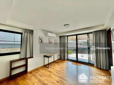 Large 5-Bedroom Townhouse, Bangkok, Thailand Large 5-Bedroom Townhouse, Bangkok, Thailand