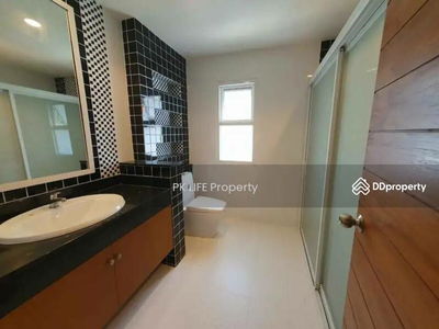 Housing in Ban Ratsada, Thailand Housing in Ban Ratsada, Thailand