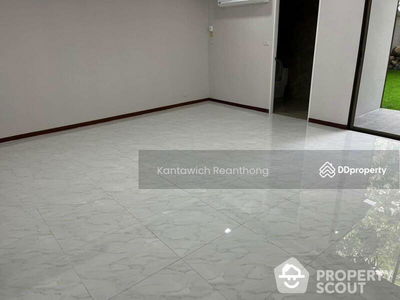 Spacious 4-Bedroom Townhouse, Bangkok, Thailand Spacious 4-Bedroom Townhouse, Bangkok, Thailand