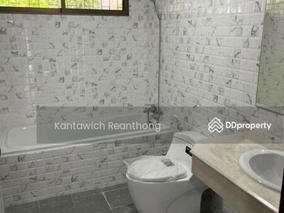 Spacious 4-Bedroom Townhouse, Bangkok, Thailand Spacious 4-Bedroom Townhouse, Bangkok, Thailand