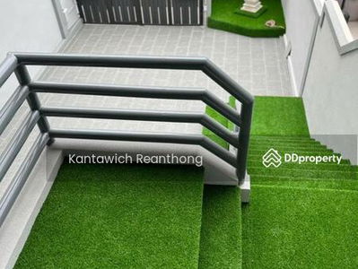 Spacious 4-Bedroom Townhouse, Bangkok, Thailand Spacious 4-Bedroom Townhouse, Bangkok, Thailand