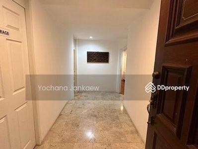 Trinity Complex, Bangkok, Thailand Trinity Complex, Bangkok, Thailand