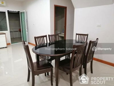 Large 4-Bedroom Townhouse, Bangkok, Thailand Large 4-Bedroom Townhouse, Bangkok, Thailand