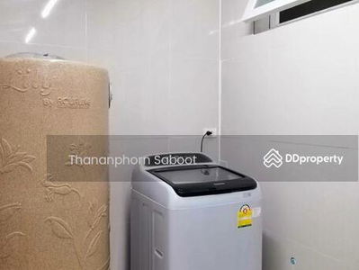 Large 4-Bedroom Townhouse, Bangkok, Thailand Large 4-Bedroom Townhouse, Bangkok, Thailand