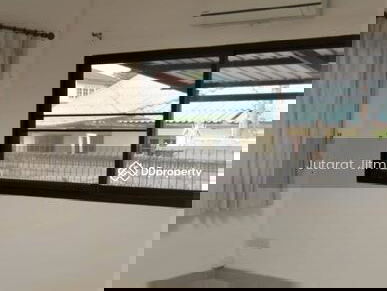 Single house, Chokchai 4 Road, Soi 76, Bangkok, Thailand Single house, Chokchai 4 Road, Soi 76, Bangkok, Thailand