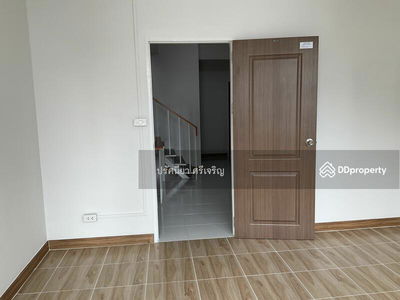 Townhouse for rent, 18.7 sq m, 5 floors, newly renovated, 5 bedrooms, 5 bathrooms, 7 air conditioners, 3 phase electricity, 2 kitchens. Usable area 370 sq m. Electric door, Bangkok, Thailand Townhouse for rent, 18.7 sq m, 5 floors, newly renovated, 5 bedrooms, 5 bathrooms, 7 air conditioners, 3 phase electricity, 2 kitchens. Usable area 370 sq m. Electric door, Bangkok, Thailand