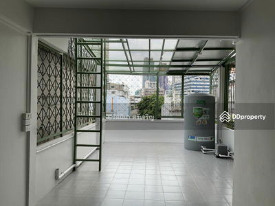 Townhouse for rent, 18.7 sq m, 5 floors, newly renovated, 5 bedrooms, 5 bathrooms, 7 air conditioners, 3 phase electricity, 2 kitchens. Usable area 370 sq m. Electric door, Bangkok, Thailand Townhouse for rent, 18.7 sq m, 5 floors, newly renovated, 5 bedrooms, 5 bathrooms, 7 air conditioners, 3 phase electricity, 2 kitchens. Usable area 370 sq m. Electric door, Bangkok, Thailand