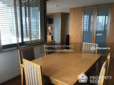 Lake Avenue Sukhumvit 16, Bangkok, Thailand Lake Avenue Sukhumvit 16, Bangkok, Thailand