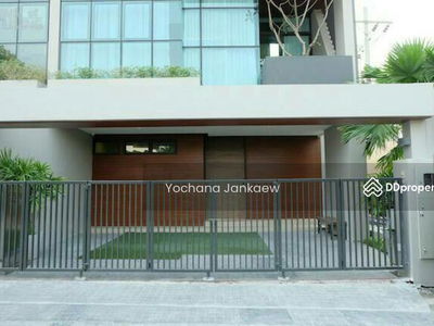 Large 3-Br Townhouse near BTS Ekkamai, Bangkok, Thailand Large 3-Br Townhouse near BTS Ekkamai, Bangkok, Thailand