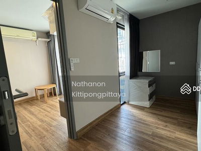 Wire Ratchada 19, Bangkok, Thailand Wire Ratchada 19, Bangkok, Thailand