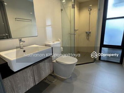 Wire Ratchada 19, Bangkok, Thailand Wire Ratchada 19, Bangkok, Thailand