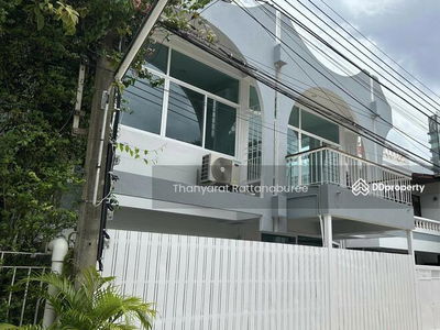 Townhouse for rent in Ekkamai, Bangkok, Thailand Townhouse for rent in Ekkamai, Bangkok, Thailand