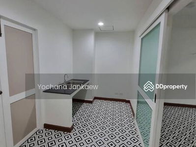 Large 6-Br Townhouse near BTS Sala Daeng, Bangkok, Thailand Large 6-Br Townhouse near BTS Sala Daeng, Bangkok, Thailand