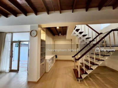 Large 2-Bedroom Townhouse, Bangkok, Thailand Large 2-Bedroom Townhouse, Bangkok, Thailand