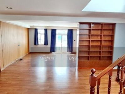 St. Andrew's School (1.5 km.), BTS Phra Khanong (2.5 km.), Bangkok, Thailand St. Andrew's School (1.5 km.), BTS Phra Khanong (2.5 km.), Bangkok, Thailand