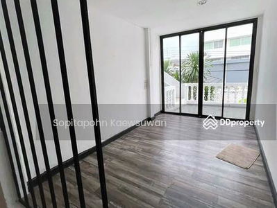 10400, Bangkok, Thailand 10400, Bangkok, Thailand