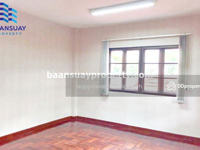 For rent, 2-story detached house, Soi Phahonyothin 32, near the Dark Green Line. Senanikom Station, Bangkok, Thailand For rent, 2-story detached house, Soi Phahonyothin 32, near the Dark Green Line. Senanikom Station, Bangkok, Thailand