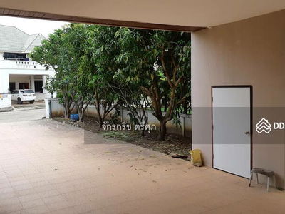 Raja City lakeside and garden home, Khon Kaen, Thailand Raja City lakeside and garden home, Khon Kaen, Thailand