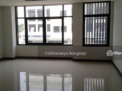 Large 4-Br Townhouse in Bang Na Nuea, Bangkok, Thailand Large 4-Br Townhouse in Bang Na Nuea, Bangkok, Thailand