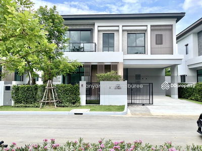 Bangkok Boulevard Bangna KM.5, Samut Prakan, Thailand Bangkok Boulevard Bangna KM.5, Samut Prakan, Thailand