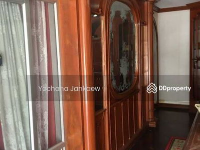 Large 4-Br House near BTS Phrom Phong, Bangkok, Thailand Large 4-Br House near BTS Phrom Phong, Bangkok, Thailand