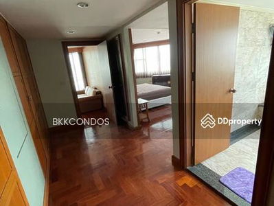 Lake Avenue Sukhumvit 16, Bangkok, Thailand Lake Avenue Sukhumvit 16, Bangkok, Thailand