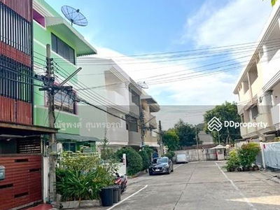 BTS Ari (1 km.), Suthisan Market (1.5 km., Chatuchak Market (1.5 km.), Bangkok, Thailand BTS Ari (1 km.), Suthisan Market (1.5 km., Chatuchak Market (1.5 km.), Bangkok, Thailand