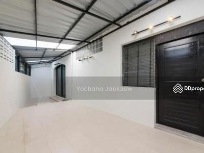 Spacious 7-Br Townhouse near BTS Ekkamai, Bangkok, Thailand Spacious 7-Br Townhouse near BTS Ekkamai, Bangkok, Thailand