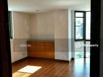 Royal Castle Sukhumvit, Bangkok, Thailand Royal Castle Sukhumvit, Bangkok, Thailand