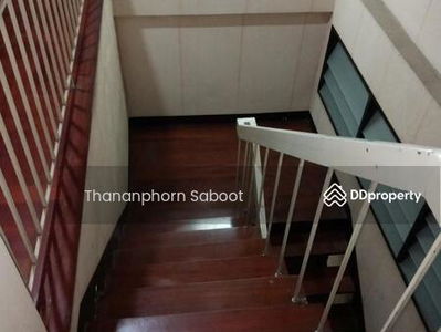 Large 5-Bedroom Townhouse, Bangkok, Thailand Large 5-Bedroom Townhouse, Bangkok, Thailand