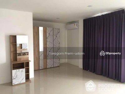 Large 5-Bedroom Townhouse, Bangkok, Thailand Large 5-Bedroom Townhouse, Bangkok, Thailand