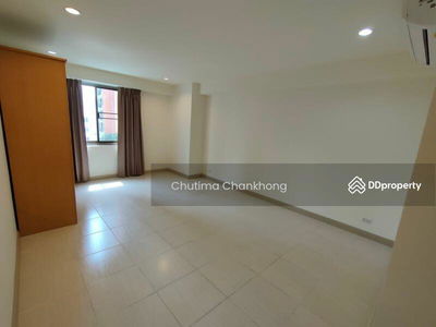 Royal Castle Sukhumvit, Bangkok, Thailand Royal Castle Sukhumvit, Bangkok, Thailand