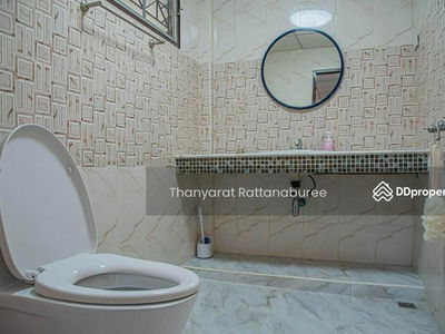 Single house for rent in Punnawithi, Bangkok., Thailand Single house for rent in Punnawithi, Bangkok., Thailand