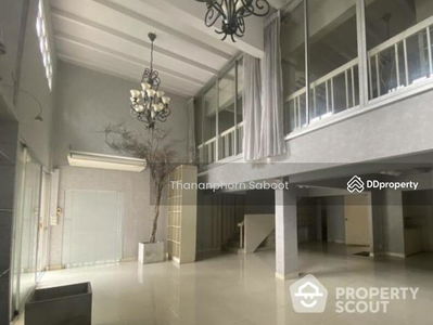 Large 4-Bedroom Townhouse, Bangkok, Thailand Large 4-Bedroom Townhouse, Bangkok, Thailand