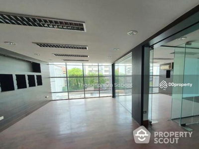 Large 4-Bedroom Townhouse, Bangkok, Thailand Large 4-Bedroom Townhouse, Bangkok, Thailand
