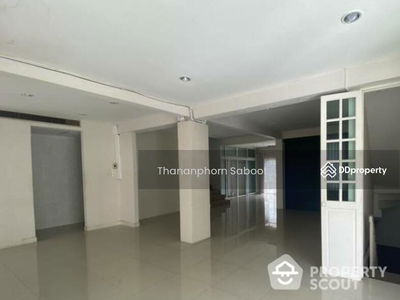 Large 4-Bedroom Townhouse, Bangkok, Thailand Large 4-Bedroom Townhouse, Bangkok, Thailand