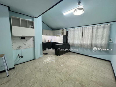 House next to BTS Phahonyothin 59, Bangkok, Thailand House next to BTS Phahonyothin 59, Bangkok, Thailand