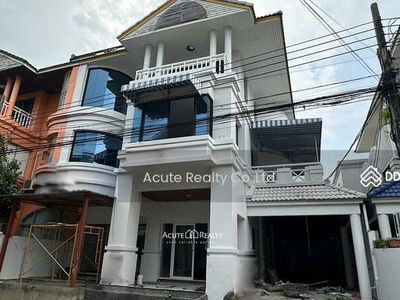 3-story semi-detached house, Town in Town, Bangkok, Thailand 3-story semi-detached house, Town in Town, Bangkok, Thailand