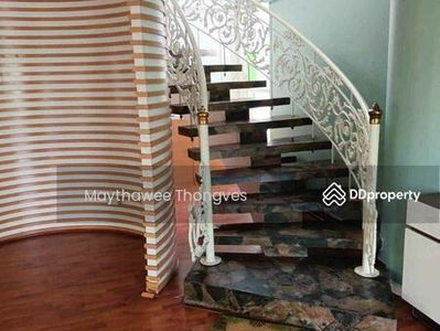 Large 5-Bedroom House, Bangkok, Thailand Large 5-Bedroom House, Bangkok, Thailand